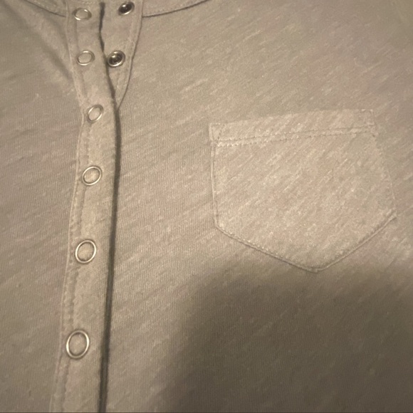🎈$5 Find! GAP Grey tshirt. Long sleeve snap up front. - Picture 4 of 6